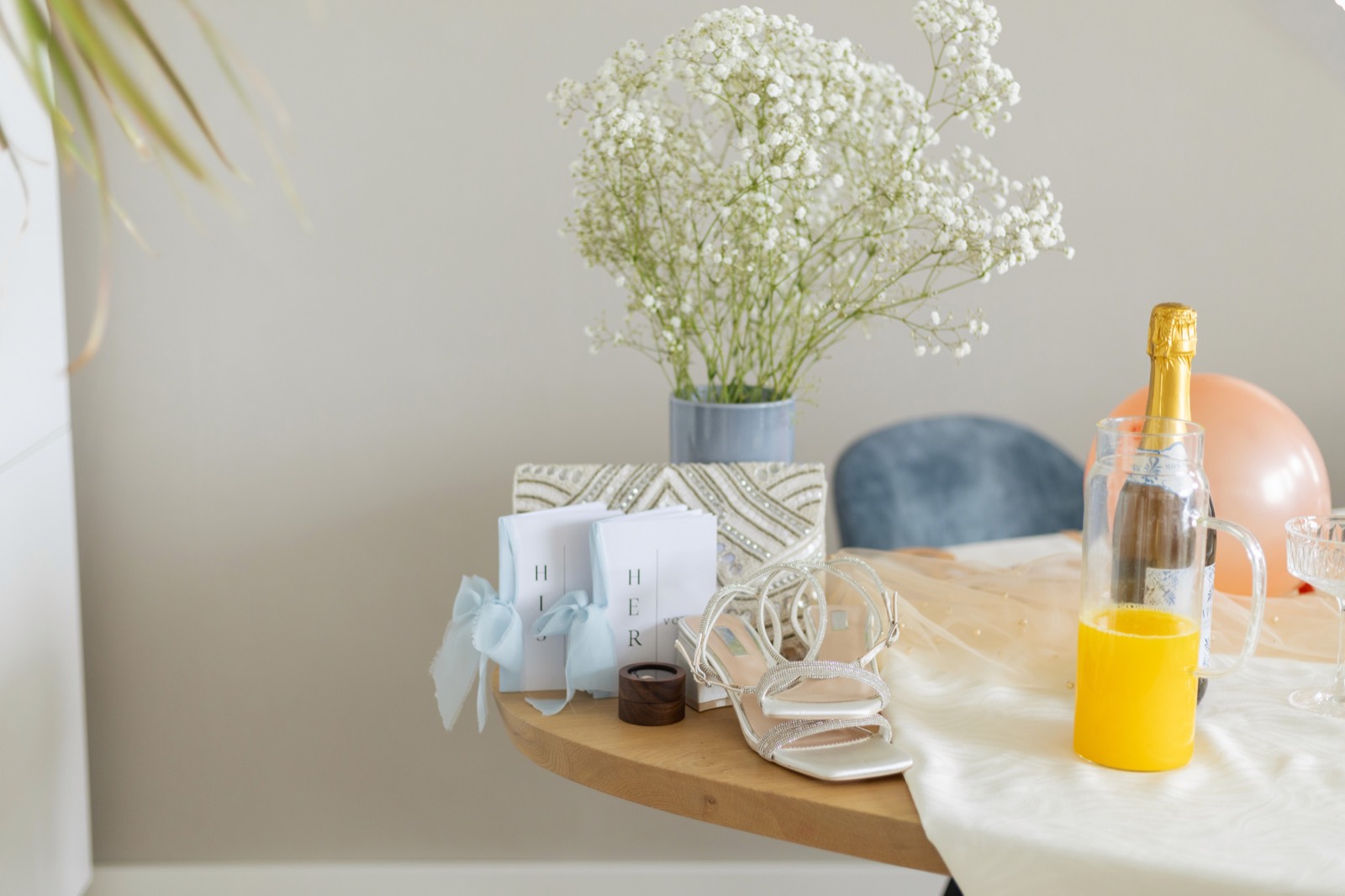 Trouwdetails op de ochtend van de bruiloft: hakken, champagne en gipskruid — bruidsfotografie door Amped Productions