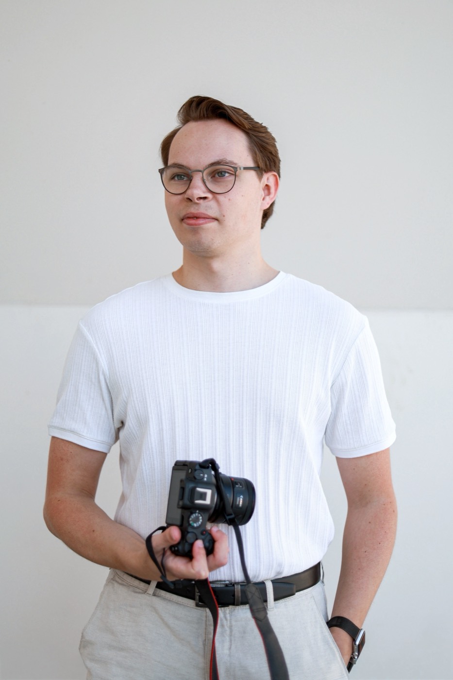 Ferry Jansen, fotograaf van Amped Productions, met zijn camera in de hand